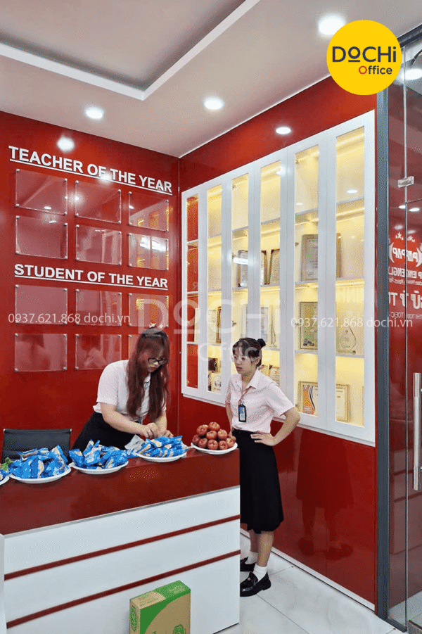 Hệ tủ kệ trưng bày bằng kịch trần và Bảng vinh danh - Teacher & Student of The Year